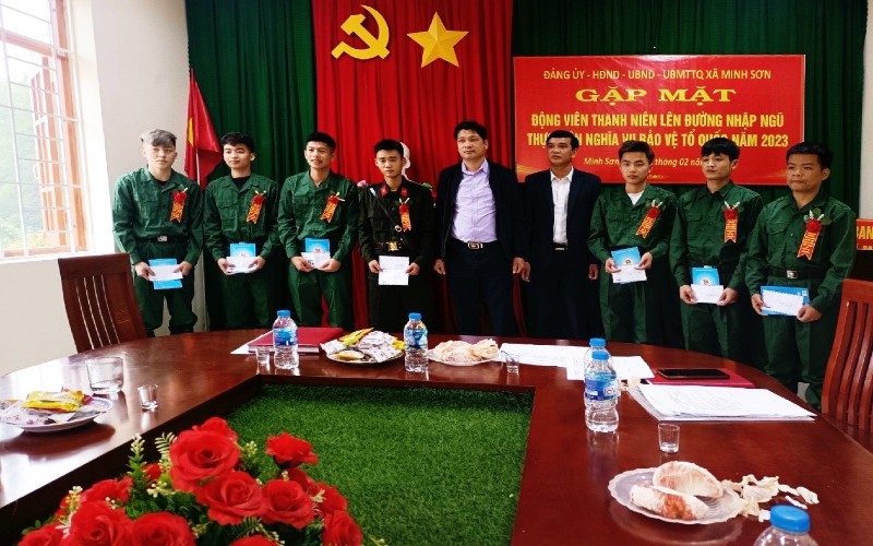 Lãnh đạo Đảng ủy - UBND xã chụp hình lưu niệm với các tân binh